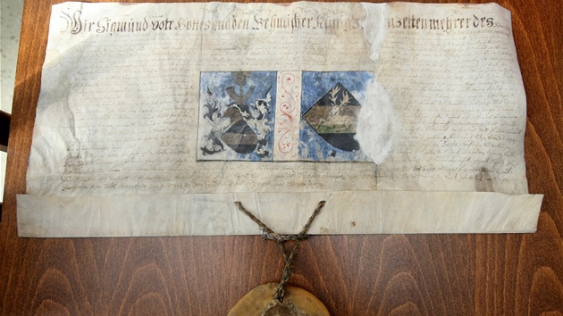 Perlou archivu je znakov prvo Mohelna, kter udlil krl Zikmund. Pvodn listina pochzela z roku 1417. V Tebi maj falzum ze 16. stolet s pvodn peet.