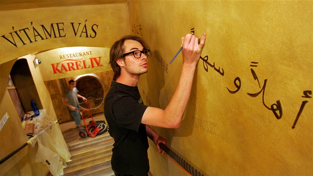 Grafik a psmomal David Hudeek, zdob stny arabskm npisem "Vtme vs". Nvtvnci si jej petou pi vstupu do restaurace Karel IV.