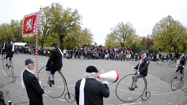 Po Letenské pláni se dnes prohánly velocipedy.