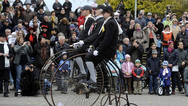 Po Letenské pláni se dnes prohánly velocipedy.