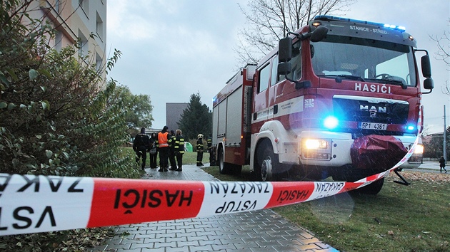 Por sedmipatrovho panelovho domu v Plzni v ulici Na Dlouhch.