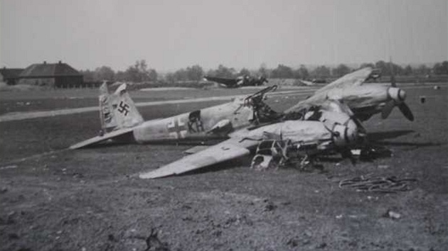 Vrak przkumnho letounu Messerschmitt Me 410 na krlovhradeckm letiti.