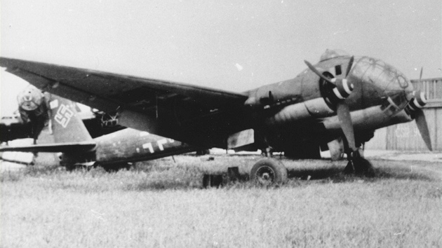 Przkumn letoun Junkers Ju 188 na krlovhradeckm letiti. S tmito letouny chtli Nmci toit proti praskmu povstn.