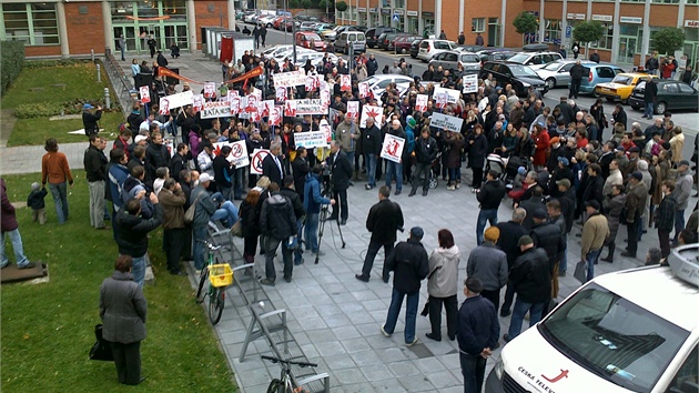 Na protikomunistickou demonstraci dorazilo p�ed s�dlo Zl�nsk�ho kraje n�kolik set lid�.