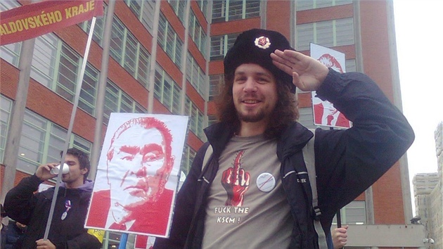 �ada lid� na demonstraci u zl�nsk�ho mrakodrapu dorazila s protikomunistick�mi hesly.