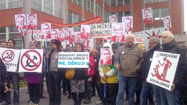 Protest byl pokojn�, i kdy� na spoust� lid� byla patrn� velk� na�tvanost.