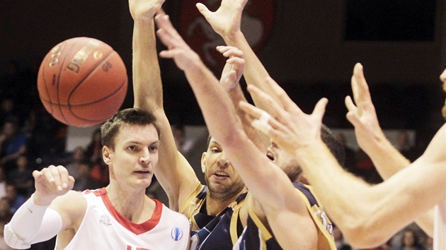 Nymbursk basketbalista  Radek Neas (vlevo) bojuje s kyjevskou obranou.