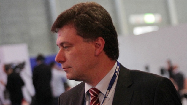 Ministr spravedlnosti Pavel Bla�ek chce kandidovat na m�stop�edsedu ODS, i kdy� ho rebeluj�c� Petr Tlucho� vyzval k �toku na �idli p�edsedy strany.