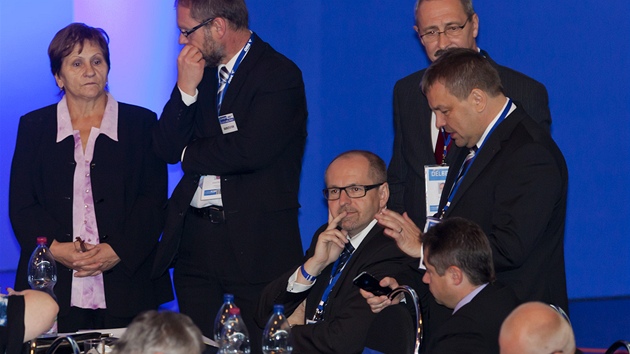 Kandidát na předsedu ODS po volbě, ve které neuspěl. Ivan Fuksa sedí, po jeho levici stojí Petr Tluchoř.