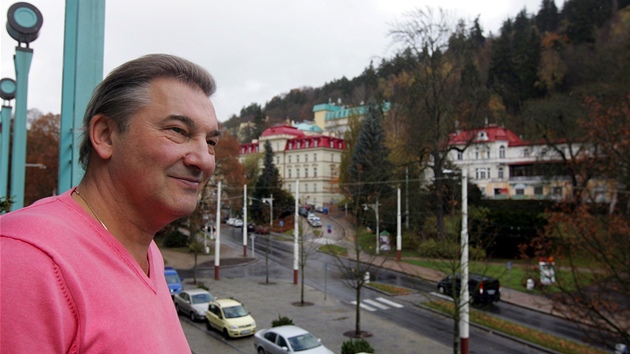 Vladislav Aleksandrovi Trejak, bval hokejov brank, je na len v Marinskch Lznch. Z hotelovho balkonu se dv na Hlavn tdu.