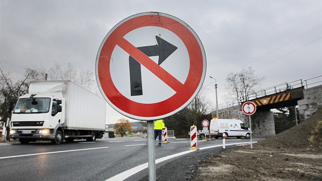 Ve stedu se pro motoristy znovu otevela silnice pod elezninm mostem v Dehtn na hlavnm tahu z Plzn do Klatov. Podjezdov vka byla uzpsobena pro nkladn automobily.