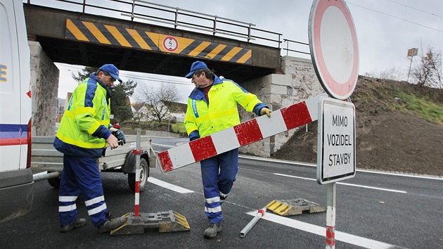 Ve stedu se pro motoristy znovu otevela silnice pod elezninm mostem v Dehtn na hlavnm tahu z Plzn do Klatov. Podjezdov vka byla uzpsobena pro nkladn automobily.