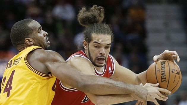 Joakim Noah (vpravo) z Chicaga obchz Samarda Samuelse z Clevelandu.