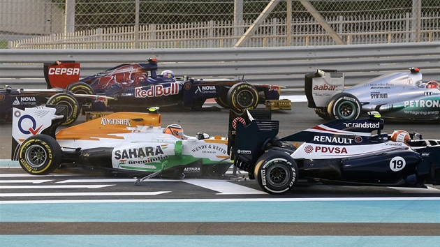 SRKA Z AB ZAB. Nico Hulkenberg (vlevo) z Force India koliduje s Brunem Sennou z Williamsu.