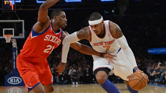 Carmelo Anthony (vpravo) z New Yorku obchz Thaddeuse Younga z Philadelphie.