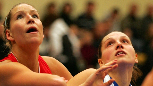 Karlovarsk basketbalistka Dana Kulitov (vpravo) bojuje na doskoku s Klrou Rosenbaumovou z Hradce Krlov.