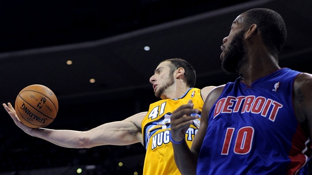 Kosta Koufos z Denveru krot m, sleduje ho Greg Monroe z Detroitu.