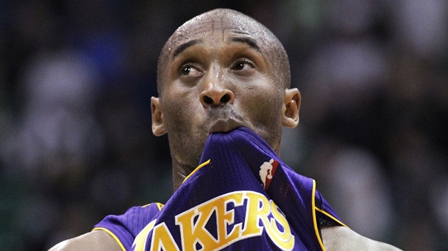 CO ERE KOBEHO BRYANTA? Kobe Bryant z LA Lakers z frustrace hlod vlastn dres.