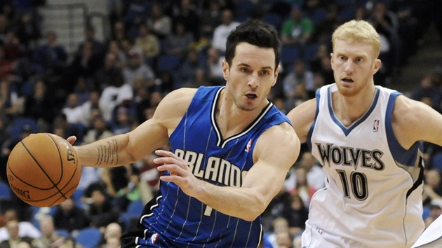 J. J. Redick z Orlanda se pokou dostat ke koi Minnesoty, sleduje ho Chase Budinger.