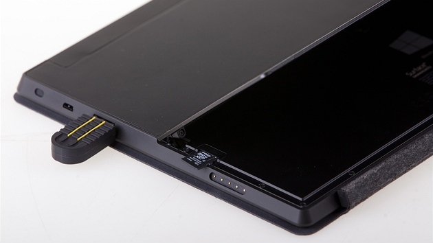 Tablet Surface od společnosti Microsoft (1. listopadu 2012, Praha)