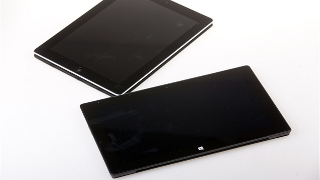 Tablet Surface od společnosti Microsoft a iPad od Apple (1. listopadu 2012, Praha)