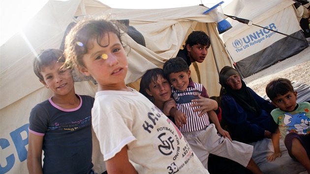 Vládní speciál přivezl do jordánského Ammánu humanitární pomoc určenou syrským uprchlíkům. V uprchlickém táboře v Zátarí nyní žije přes 20 tisíc uprchlíků. Od hlavního města je vzdálen cca 60 kilometrů (6. listopadu 2012, Jordánsko).