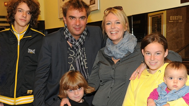 Lucie Benešová a Tomáš Matonoha se svými čtyřmi dětmi. Nejmladší Laře je osm měsíců. 
