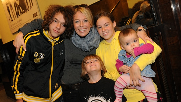 Lucie Benešová s dětmi. Malé Laře, která nezapře vzhled po otci Tomášovi Matonohovi, je osm měsíců. 