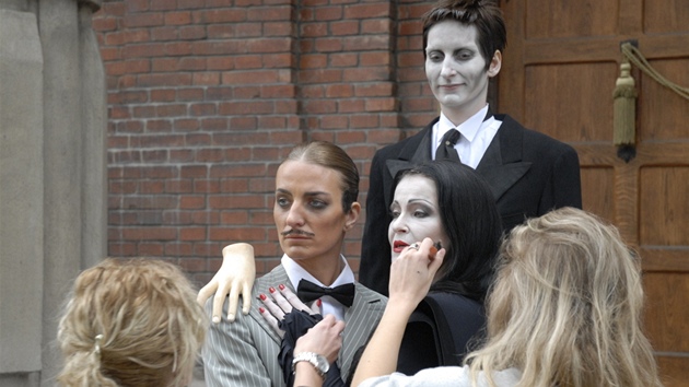 Kalendář Proměny 2013: Addamsovi, jak je neznáme. 