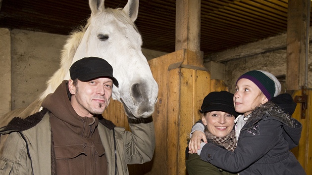 Ivana Jirešová s dcerou a Viktor Dyk u koní v Kamenici (2012)