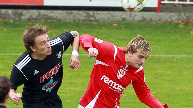 Momentka z utkn druh fotbalov ligy mezi Pardubicemi a HFK Olomouc (v ernm).