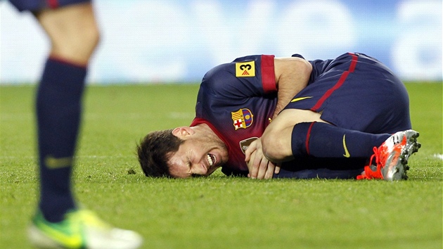 ERSTV OTEC NA ZEMI. Barcelonsk tonk Lionel Messi si v utkn s Vigem mon pivodil zrann.