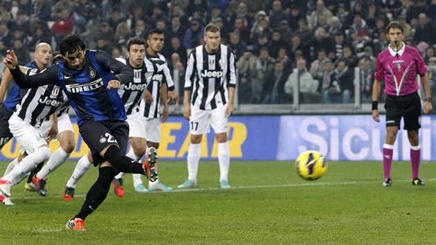 PROMNIL. Na 2:1 pro Inter Miln zvyoval na Juventusu z penalty tonk Diego Milito.