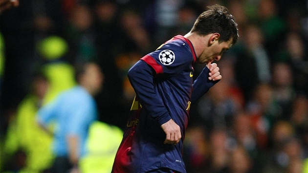 TROCHU SMUTN OSLAVA. Lionel Messi z Barcelony prv snil proti Celtiku na 1:2. Gl vnoval svmu synovi Thiagovi, ale jen ve spchu.