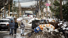 Následky boue Sandy v newyorské tvrti Queens (8. listopadu 2012)