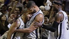 VÍTZNÁ TREFA. Tony Parker stílí, Serge Ibaka u jeho pokus nesíhá zablokovat.