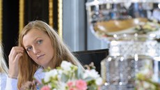 BUDE NAŠE? Petra Kvitová pokukuje po trofeji pro vítězky Fed Cupu