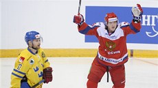 Ruský hokejista Averin slaví svojí branku proti Švédsku. Vlevo je zklamaný