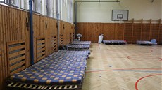 Do �kolní t�locvi�ny lidé chodí jen p�espat. Den tráví ve svých bytech v