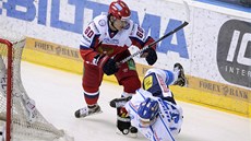 Ruský hráč Artem Anisimov (vlevo) atakuje za brankou Juhu-Pekku Haataju z