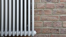 Ruka chlapce uvázla v horkém topení