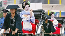 Maiko na rikách zdraví úastníky výstavy World Expo AIchi v Nagakut. 