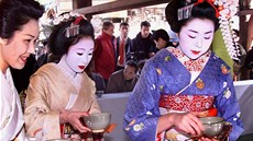 A maiko jet jednou: tady servírují aj na festivalu v Kjótu.