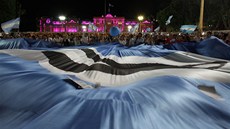 Demonstranti v Buenos Aires roztáhli p�ed prezidentským palácem, známým pro...
