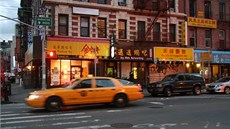 Lower East Side, která byla nkolik dní bez proudu. Dodávky elektiny se u...