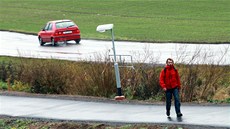Na dokon�ení cyklostezky se t�í lidé mezi Rudolticemi a Lan�krounem.