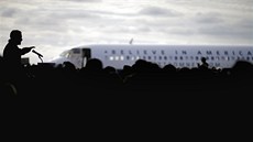 Mitt Romney na mítinku na letiti v Dubuque v Iow.