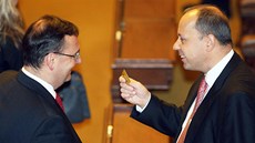 JAKO STAÍ PÁTELÉ. Poslanec ODS Marek najdr hovoí se svým stranickým éfem