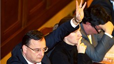 Premiér Petr Ne�as p�i hlasování o vládním da�ovém balí�ku v Poslanecké