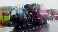 Na Šumpersku shořel nákladní automobil.